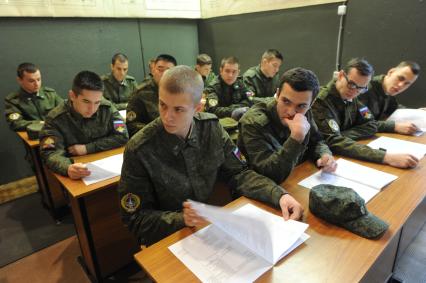 Московская область, п. Орево. Студенты во время  военных сборов на загородной базе МВТУ имени  Н.Э. Баумана.