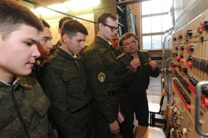 Московская область, п. Орево. Студенты во время  военных сборов на загородной базе МВТУ имени  Н.Э. Баумана.