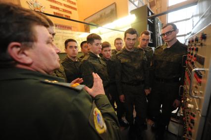 Московская область, п. Орево. Студенты во время  военных сборов на загородной базе МВТУ имени  Н.Э. Баумана.