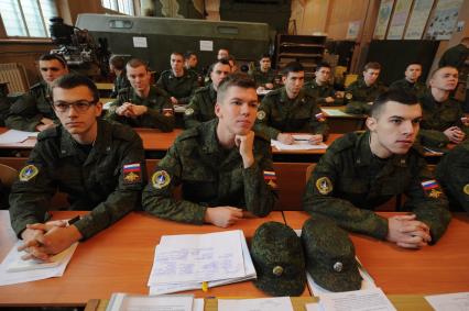 Московская область, п. Орево. Студенты во время  военных сборов на загородной базе МВТУ имени  Н.Э. Баумана.