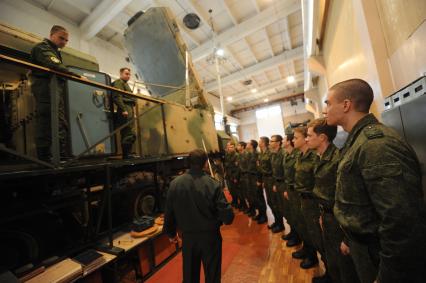 Московская область, п. Орево. Студенты во время  военных сборов на загородной базе МВТУ имени  Н.Э. Баумана.