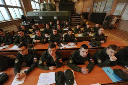 Московская область, п. Орево. Студенты во время  военных сборов на загородной базе МВТУ имени  Н.Э. Баумана.