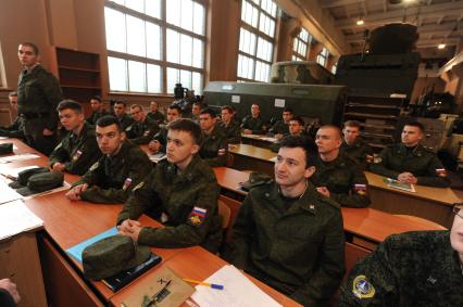 Московская область, п. Орево. Студенты во время  военных сборов на загородной базе МВТУ имени  Н.Э. Баумана.