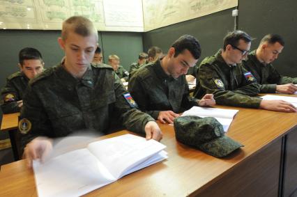 Московская область, п. Орево. Студенты во время  военных сборов на загородной базе МВТУ имени  Н.Э. Баумана.