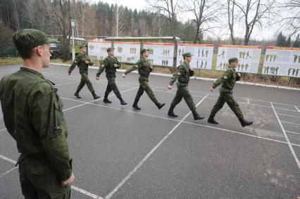 Московская область, п. Орево. Студенты во время  военных сборов на загородной базе МВТУ имени  Н.Э. Баумана.