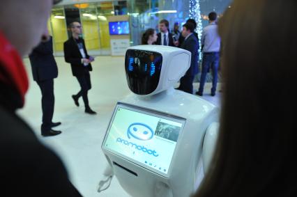 Москва. Говорящий робот Promobot  (Промобот)   на выставке , проходящей в рамках форума`Открытые инновации-2016` в Сколково.