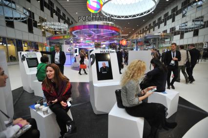 Москва. Посетители   на выставке , проходящей в рамках форума`Открытые инновации-2016` в Сколково.