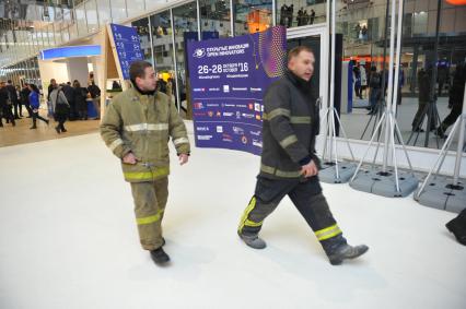 Москва.  Сотрудники противопожарной службы в здании  Сколково.  Из-за короткого замыкания в Сколково прервали пленарную сессию форума `Открытые инновации-2016`