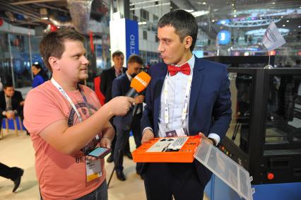 Москва. Корреспондент газеты `Комсомольская правда`Олег Адамович на выставке в рамках форума`Открытые инновации-2016` в Сколково.