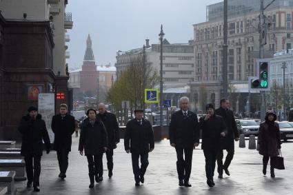 Москва. Мэр Москвы Сергей Собянин (четвертый справа) во время посещения высаженной липовой аллеи на Тверской улице.