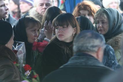 Москва. Вдова Юлия (в центре) на похоронах радиоведущего Геннадия Бачинского.