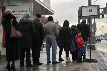 Москва. Пассажиры на остановке общественного транспорта `Метро `Динамо` на Ленинградском проспекте.