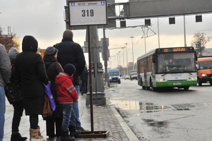 Москва. Пассажиры на остановке общественного транспорта `Метро `Динамо` на Ленинградском проспекте.