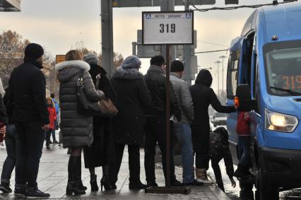 Москва. Пассажиры садятся в автобус на остановке общественного транспорта `Метро `Динамо` на Ленинградском проспекте.