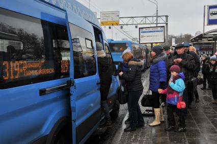 Москва.  Пассажиры садятся в автобус на остановке общественного транспорта `Метро `Динамо` на Ленинградском проспекте.