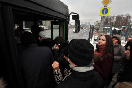 Москва.  Пассажиры садятся в автобус на остановке общественного транспорта `Метро `Динамо` на Ленинградском проспекте.