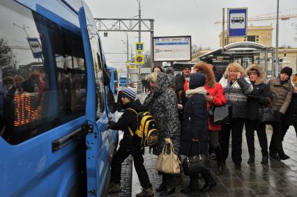 Москва.  Пассажиры садятся в автобус на остановке общественного транспорта `Метро `Динамо` на Ленинградском проспекте.