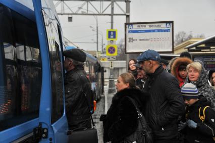 Москва. Пассажиры садятся в автобус на остановке общественного транспорта `Метро `Динамо` на Ленинградском проспекте.