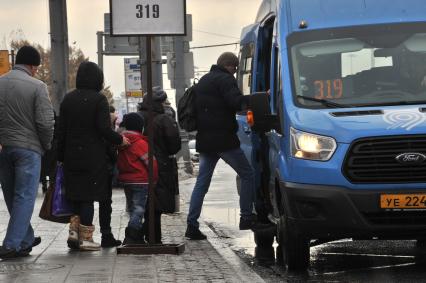 Москва.  Пассажиры садятся в автобус на остановке общественного транспорта `Метро `Динамо` на Ленинградском проспекте.