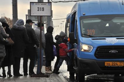 Москва.  Пассажиры садятся в автобус на остановке общественного транспорта `Метро `Динамо` на Ленинградском проспекте.