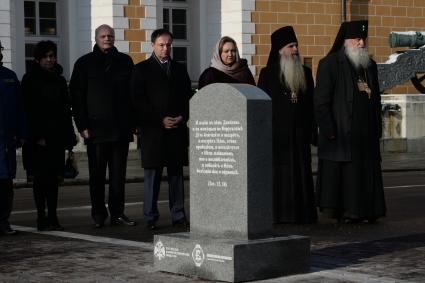 Москва. Архиепископ Женевский и Западно-Европейский Михаил (справа) , министр культуры РФ Владимир Мединский Четвертый справа) и председатель наблюдательного совета фонда `Елисаветинско-Сергиевского просветительского общества`Анна Громова на освящении поминального креста князя Сергея Романова, воссозданного на территории московского Кремля.