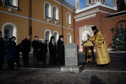 Москва.  Освящение поминальный креста князя Сергея Романова, воссозданного на территории московского Кремля.