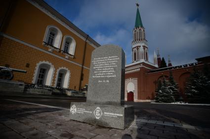 Москва.  Поминальный крест князя Сергея Романова, воссозданный на территории московского Кремля.