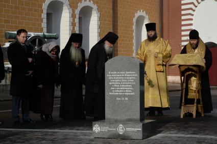 Москва. Епископ Егорьевский Тихон ( Георгий Шевкунов) (справа) , Архиепископ Женевский и Западно-Европейский Михаил (третий справа) , министр культуры РФ Владимир Мединский (слева) и председатель наблюдательного совета фонда `Елисаветинско-Сергиевского просветительского общества`Анна Громова на освящении поминального креста князя Сергея Романова, воссозданного на территории московского Кремля.