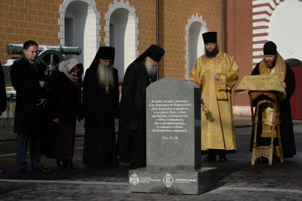 Москва. Епископ Егорьевский  Тихон ( Георгий Шевкунов) (справа) ,  Архиепископ Женевский и Западно-Европейский Михаил (третий справа) , министр культуры РФ Владимир Мединский  (слева) и председатель наблюдательного совета  фонда `Елисаветинско-Сергиевского просветительского  общества`Анна Громова на  освящении поминального  креста князя Сергея Романова, воссозданного на территории московского Кремля.