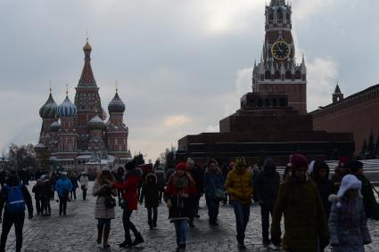 Москва.  Туристы гуляют по Красной площади.