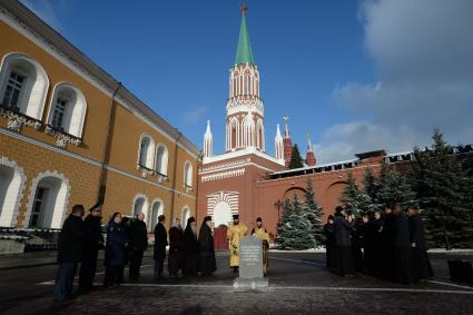 Москва.  Освящение поминальный креста князя Сергея Романова, воссозданного на территории московского Кремля.