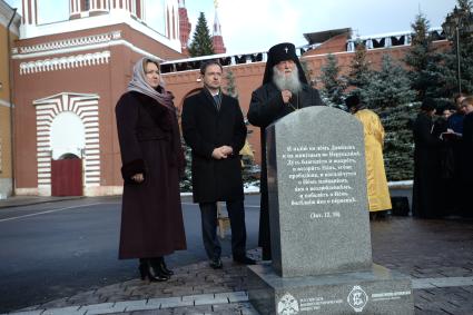 Москва. Архиепископ Женевский и Западно-Европейский Михаил, министр культуры РФ Владимир Мединский   и председатель наблюдательного совета  фонда `Елисаветинско-Сергиевского просветительского  общества`Анна Громова  (справа налево) на  освящении поминального  креста князя Сергея Романова, воссозданного на территории московского Кремля.