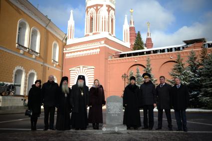 Москва.  Освящение поминальный креста князя Сергея Романова, воссозданного на территории московского Кремля.