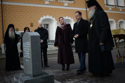 Москва. Архиепископ Женевский и Западно-Европейский Михаил, министр культуры РФ Владимир Мединский   и председатель наблюдательного совета  фонда `Елисаветинско-Сергиевского просветительского  общества`Анна Громова  (справа налево) на  освящении поминального  креста князя Сергея Романова, воссозданного на территории московского Кремля.