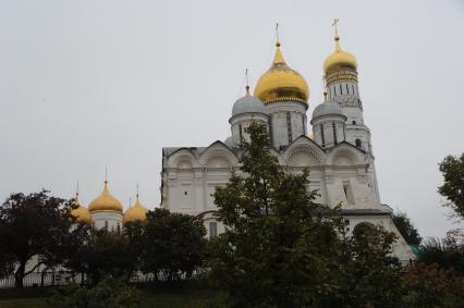 Москва. Московский Кремль. Вид на Архангельский собор (в центре) и колокольню Ивана Великого (справа).