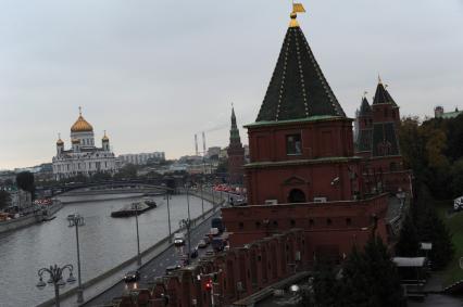 Москва. Вид на Петровскую (Угрешскую) (справа) башню Московского Кремля и Храм Христа Спасителя с Кремлевской стены.