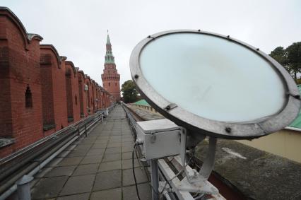 Москва. Вид на Водовзводную башню с Кремлевской стены.