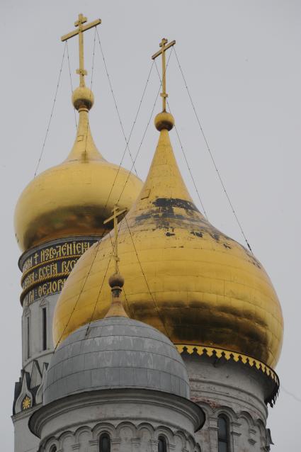 Москва. Московский Кремль. Купола Архангельского собора и колокольни Ивана Великого.