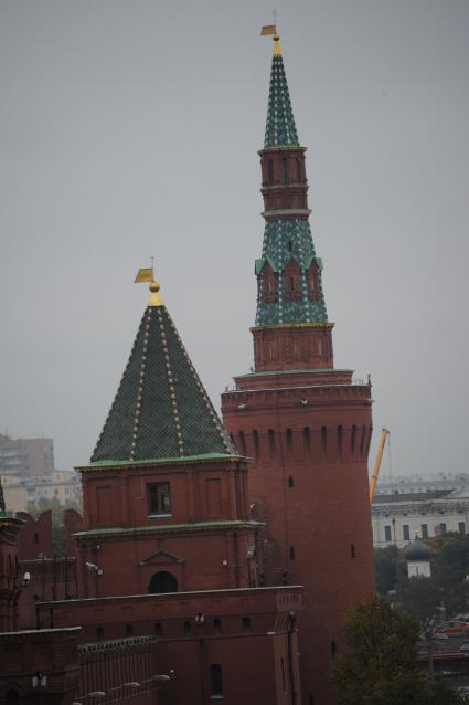 Москва. Вид на Петровскую (Угрешскую) и Беклемишевскую (Москворецкую) башни Московского Кремля (слева направо) с Кремлевской стены.