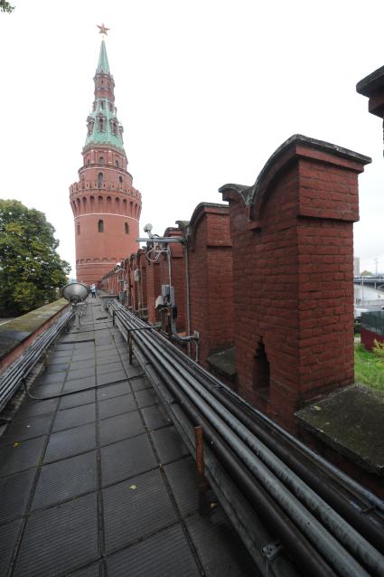 Москва. Вид на Водовзводную башню с Кремлевской стены.