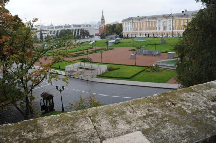 Москва. Вид с Кремлевской стены на парк, разбитый на месте снесенного 14-го административного корпуса Кремля.