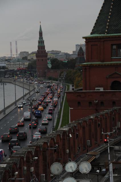 Москва. Вид на Водовзводную башню Московского Кремля и Кремлевскую набережную с Кремлевской стены.