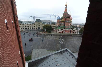 Москва. Вид на здание ГУМа и Собор Василия Блаженного с Кремлевской стены.