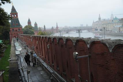 Москва. Вид на кремлевский башни с Кремлевской стены.