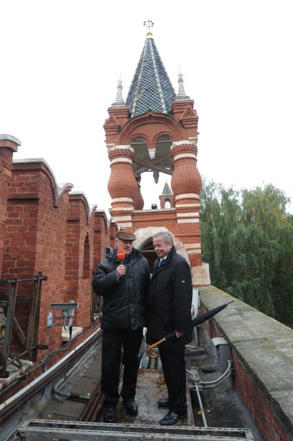 Москва. Корреспондент `Комсомольской правды` Александр Гамов и советник директора ФСО РФ Сергей Девятов на Кремлевской стене. На заднем плане - Царская башенка.