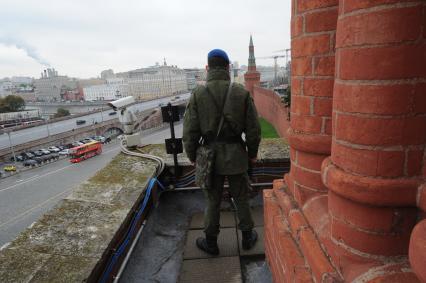 Москва. Сотрудник ФСО на Кремлевской стене.