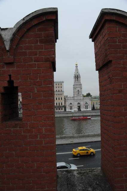 Москва. Вид на Церковь Софии в Средних Садовниках (в центре) с Кремлевской стены.