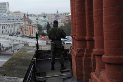 Москва. Сотрудник ФСО на Кремлевской стене.