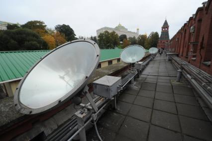 Москва. Фонари освещения на Кремлевской стене.