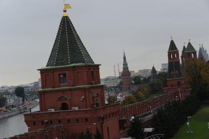 Москва. Вид на Петровскую (Угрешскую) (слева) башню Московского Кремля с Кремлевской стены.